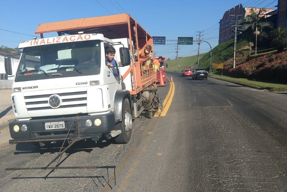 Sinalização é executada na Rodovia SC-108, pelo CIM-AMREC