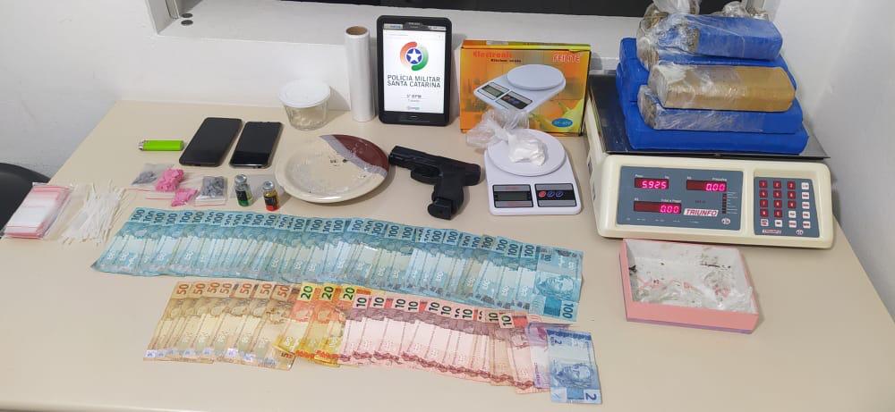Operação conjunta termina com duas prisões, droga e armas