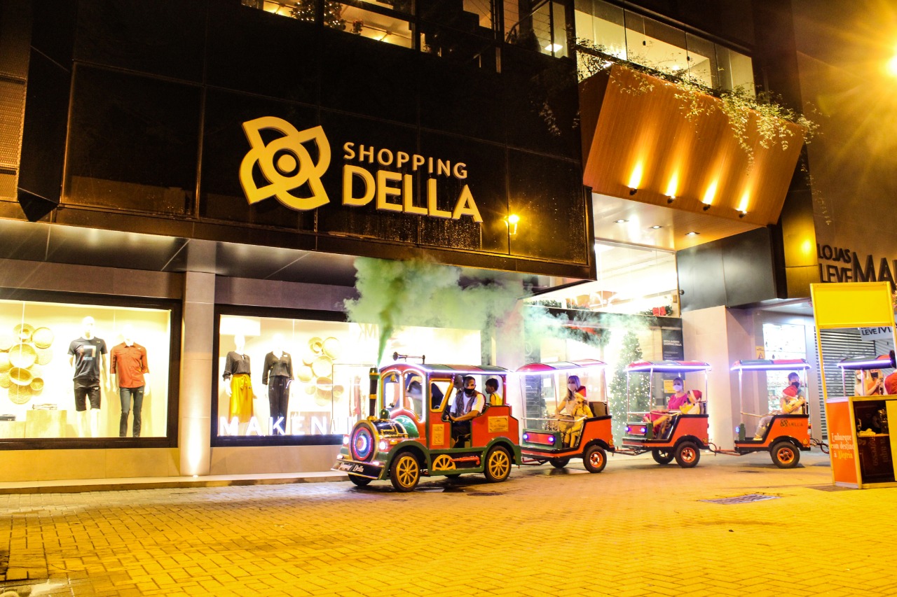 Mini locomotiva de Natal vira atração no Shopping Della