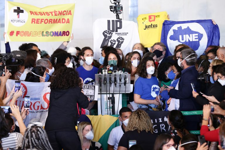 Oposição apresenta à Câmara impeachment de Bolsonaro