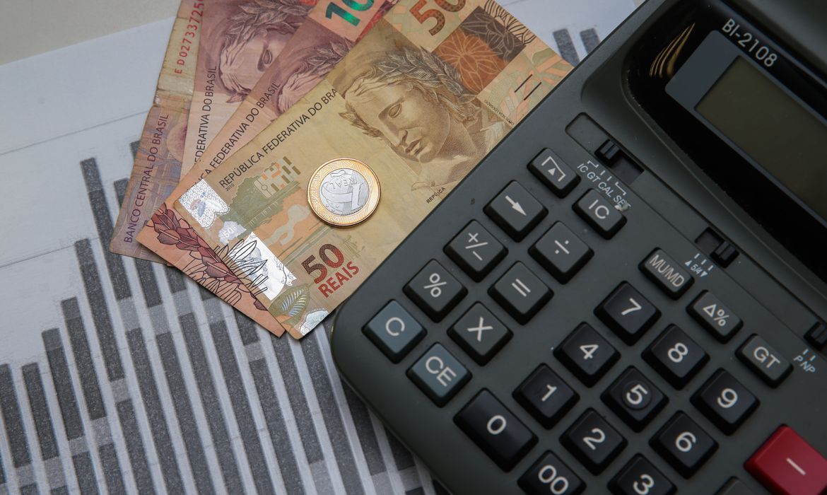 Pagar dívidas, guardar ou gastar: dicas de como usar o 13º salário