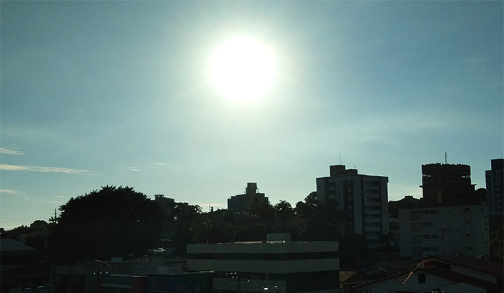 Dia começa abafado e com sol, mas chuva não é descartada