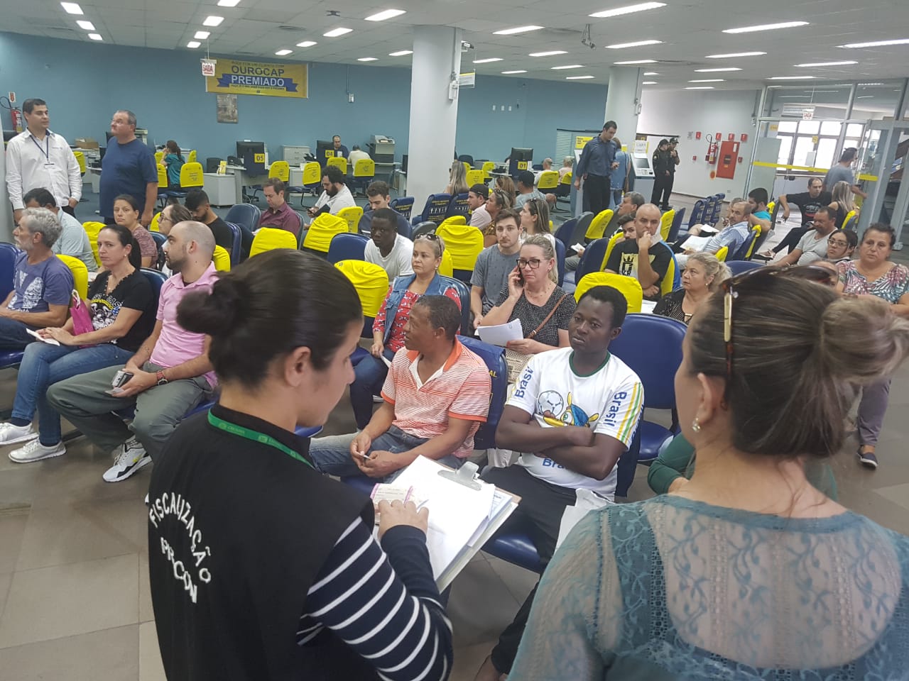 Procon multa banco e orienta cinemas em Criciúma