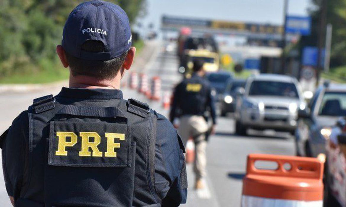 Polícia apreende R$ 2 milhões escondidos em carro na BR-101