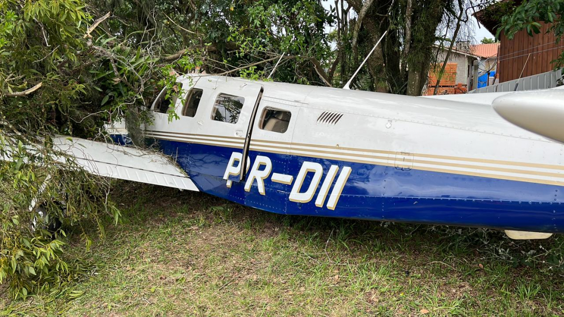 Avião monomotor se choca contra árvores em Imbituba