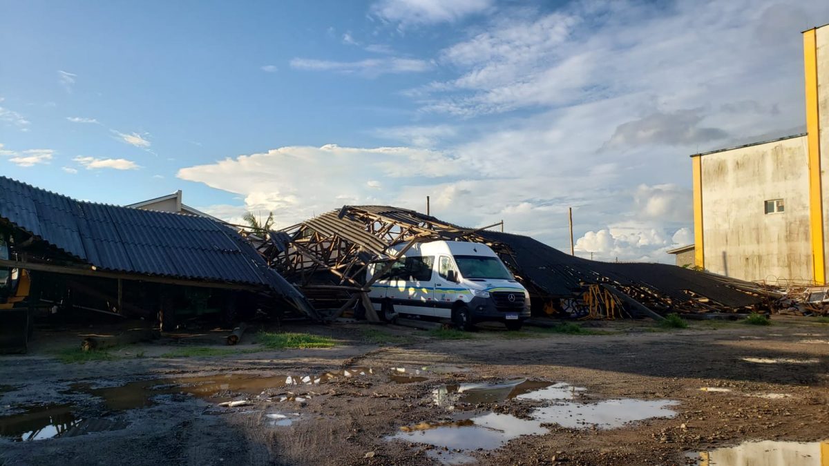 Vento e chuva causam estragos em Balneário Arroio do Silva