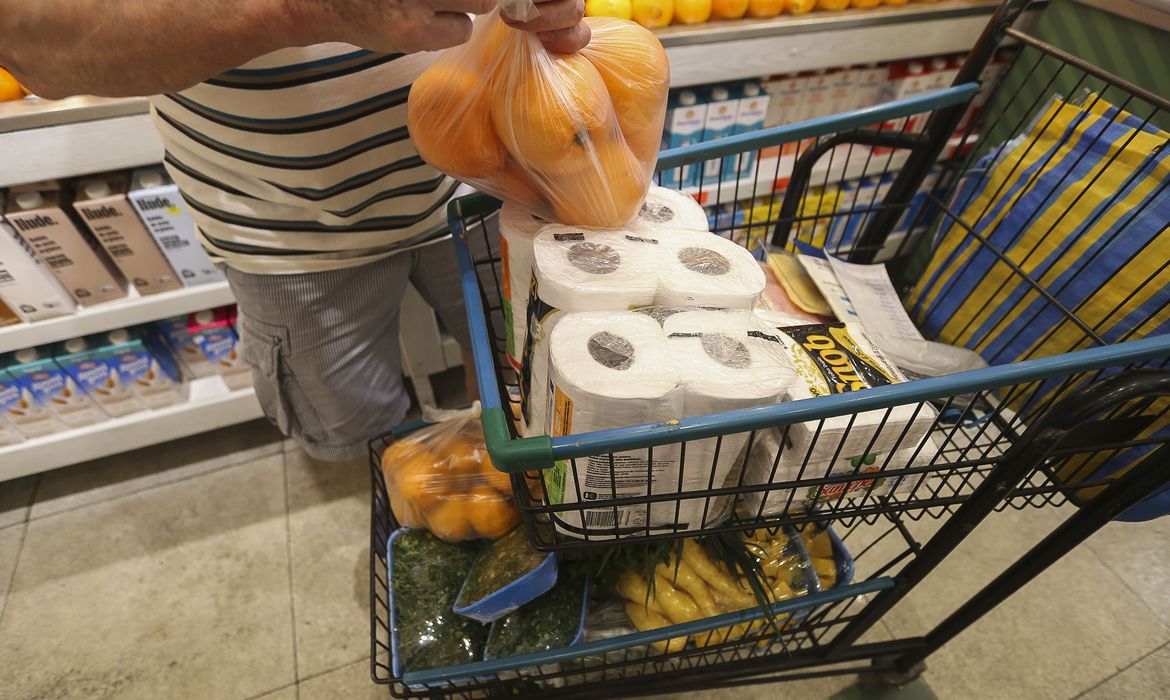 Vendas no comércio recuam 0,2% em agosto, diz pesquisa IBGE
