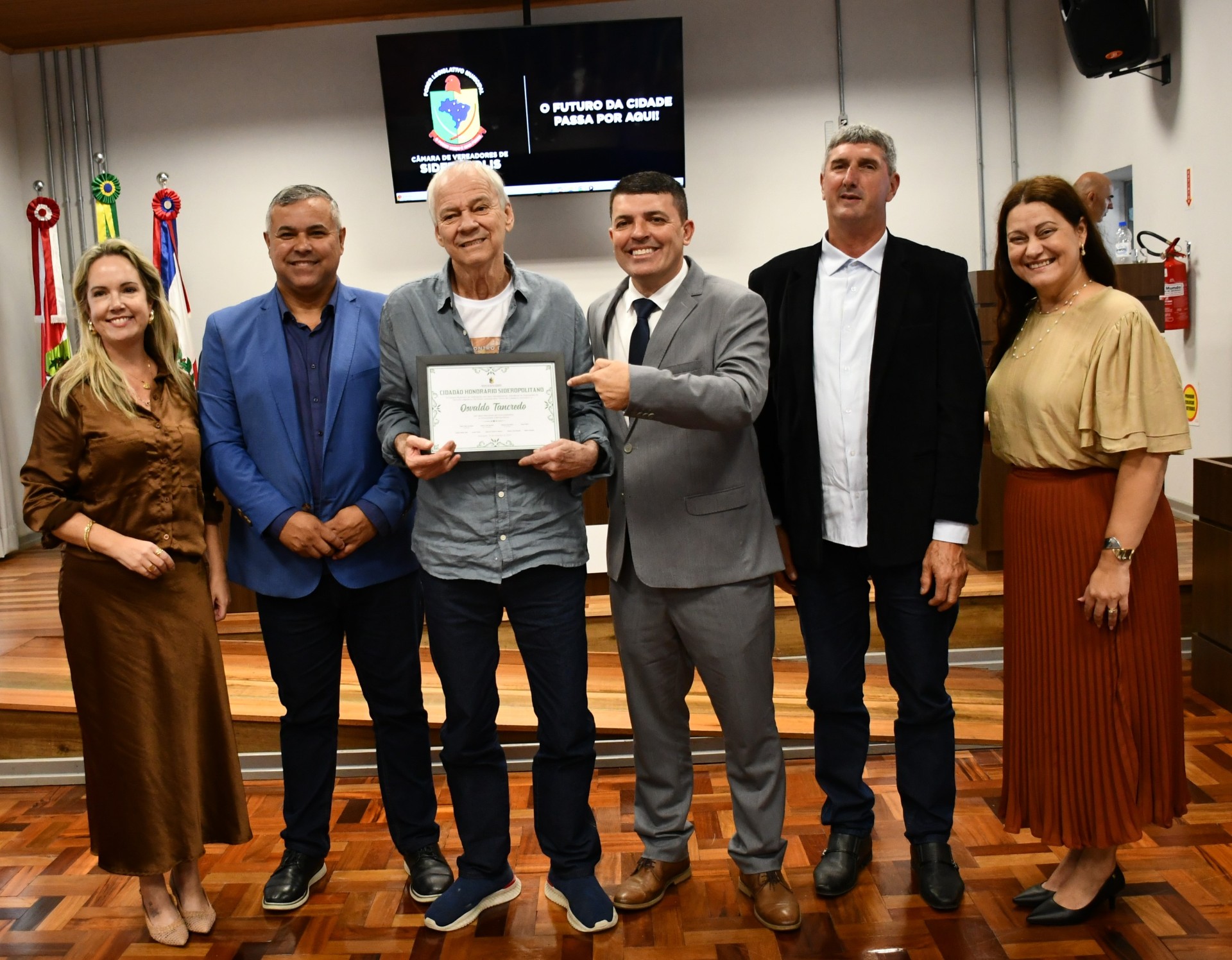 Câmara de Siderópolis concede título de Cidadão Honorário a Osvaldo Tancredo; o músico e professor Osvaldo Tancredo, conhecido como Vardão, é morador da grande Rio Fiorita