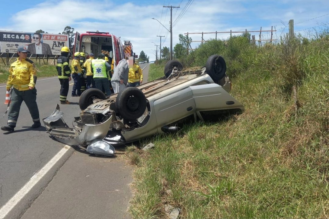 Motorista é levado ao hospital após capotamento em Balneário Rincão