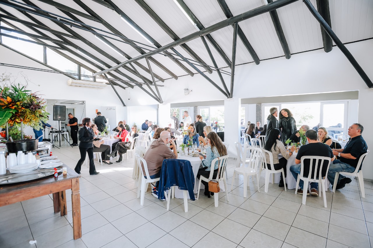 Tardezinha da Imprensa reúne profissionais de comunicação do Sul de SC neste sábado; Encontro organizado pelas agências Alfa Comunicação e Conteúdo e SDI (Shopping de Ideias) será realizado no Espaço La Brace, no Distrito de Caravaggio, em Nova Veneza