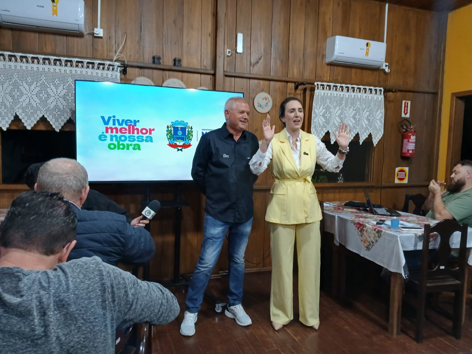Prefeita Ângela Ghislandi e o vice Edésio Spillere apresentam pacote histórico de investimentos em coletiva de imprensa em Nova Veneza; mais de 60 milhões serão investidos no município