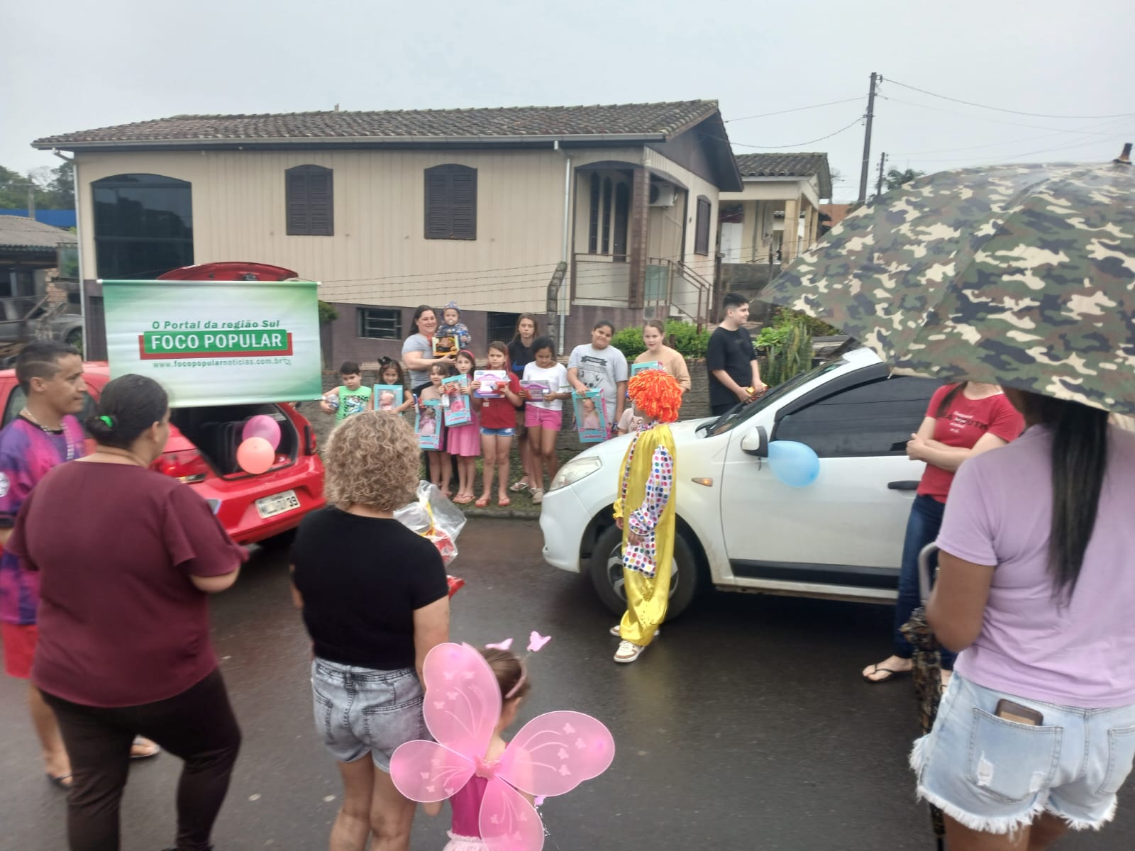 Ação do Dia das Crianças distribui brinquedos e chocolates para crianças de diversas comunidades; campanha é do Foco Popular