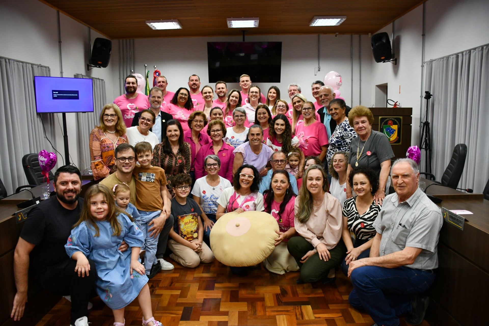 Câmara de Siderópolis abre espaço para debate sobre prevenção ao câncer de mama; O momento foi organizado pela presidente do Legislativo, vereadora Gláucia Cesa Périco (MDB) e vereadora Jadna