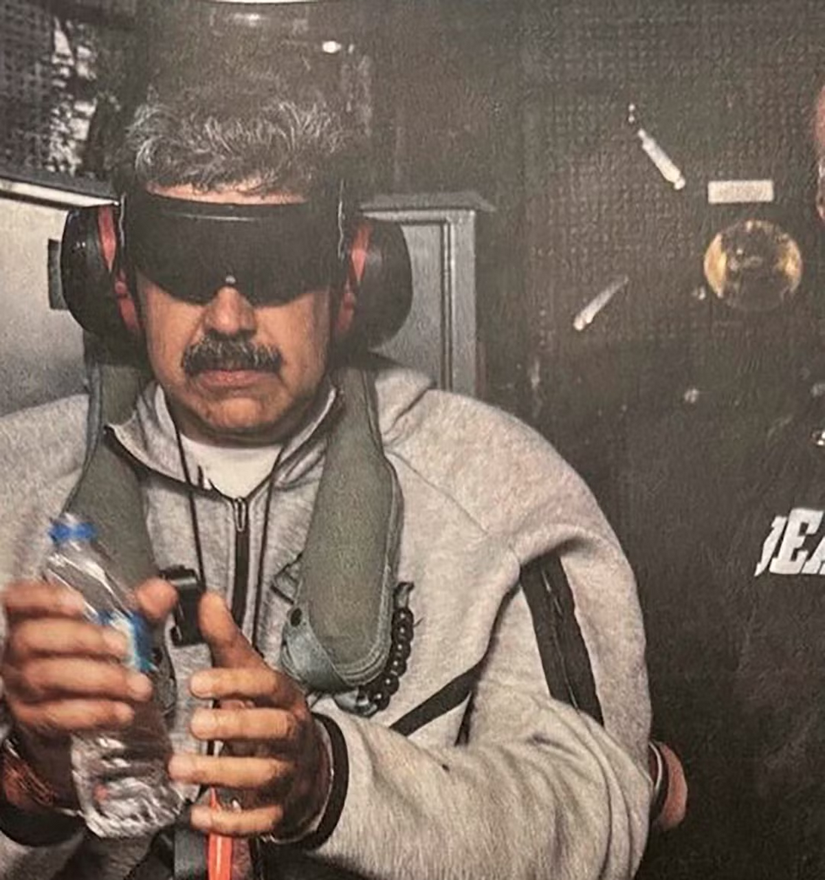 Prisão histórica na política: Maduro é capturado, preso e vendado