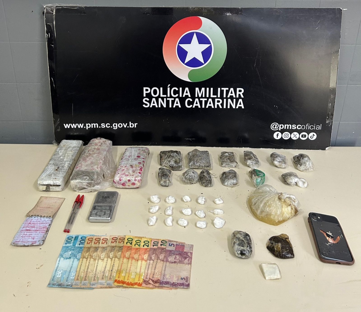 Polícia Militar apreende drogas e prende foragido em Forquilhinha