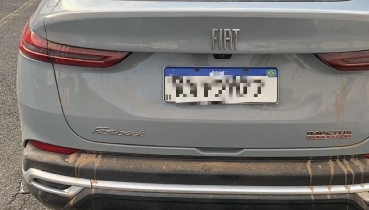 Policial penal é flagrado dirigindo carro com placas adulteradas