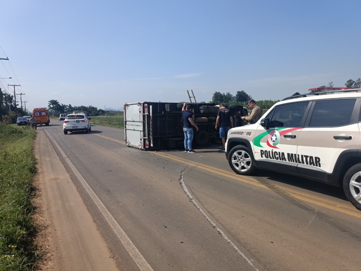 Caminhão tomba após pneu furar e motorista se perder na estrada