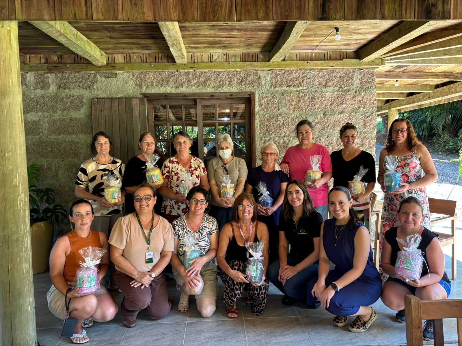 Carbonífera Metropolitana promove encontro sobre saúde e bem-estar com mulheres da comunidade de Santo Antônio em Treviso