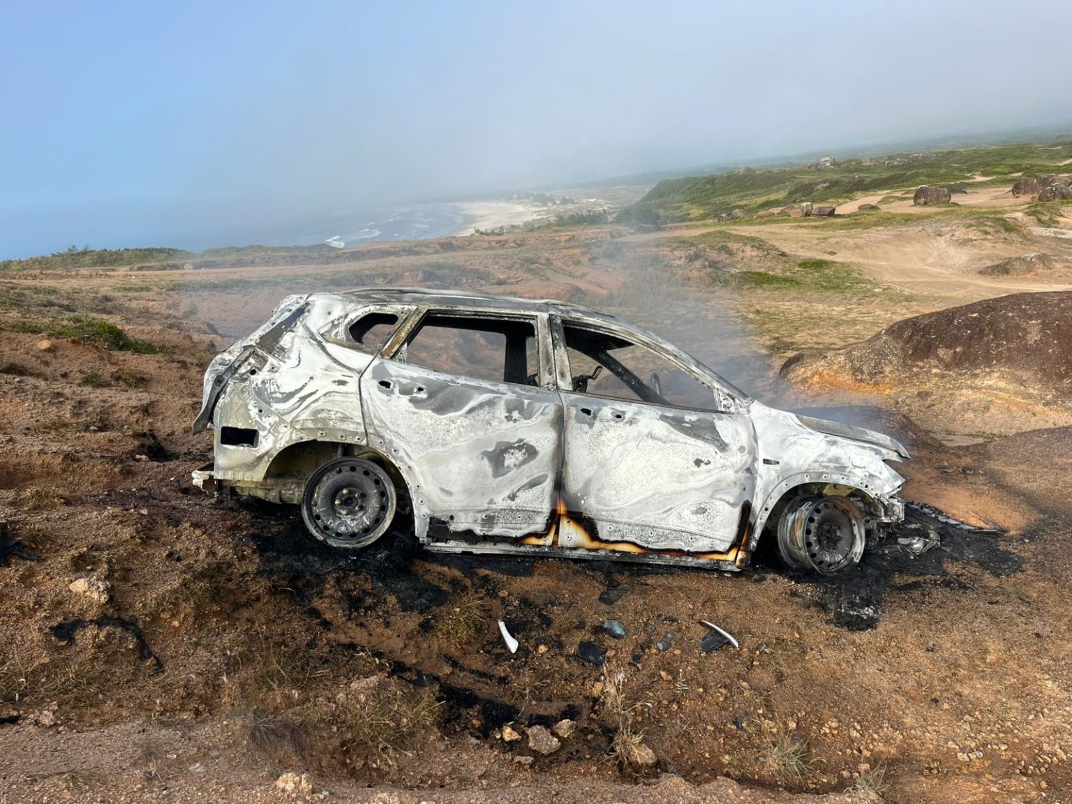 Corpo carbonizado é encontrado dentro de carro após incêndio na Praia do Gi, em Laguna; De acordo com o Corpo de Bombeiros Militar, a ocorrência foi atendida na manhã desta segunda-feira