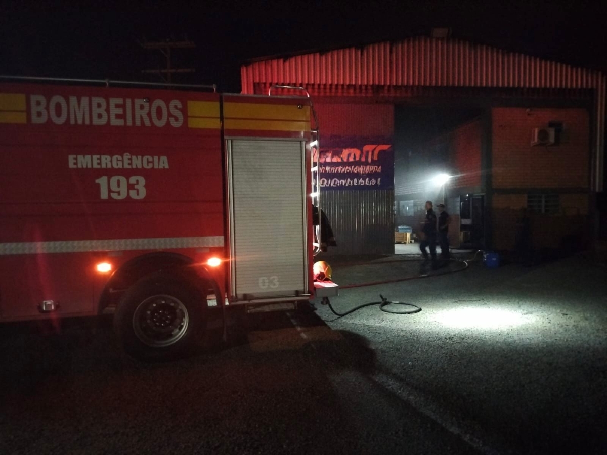 Bombeiros combatem incêndio em metalúrgica de Forquilhinha