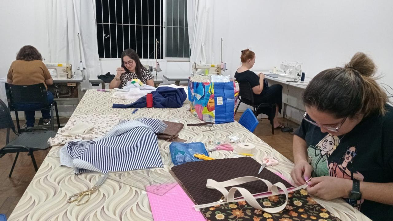 Afabess promove oficina de costura para mulheres em Siderópolis