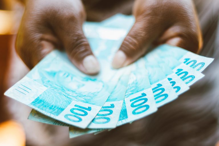 Brasil: Projeto do governo prevê salário mínimo de R$ 1.717 em 2027 e define metas fiscais; Proposta fixa regras para o Orçamento federal, prevê superávit e limita crescimento de despesas
