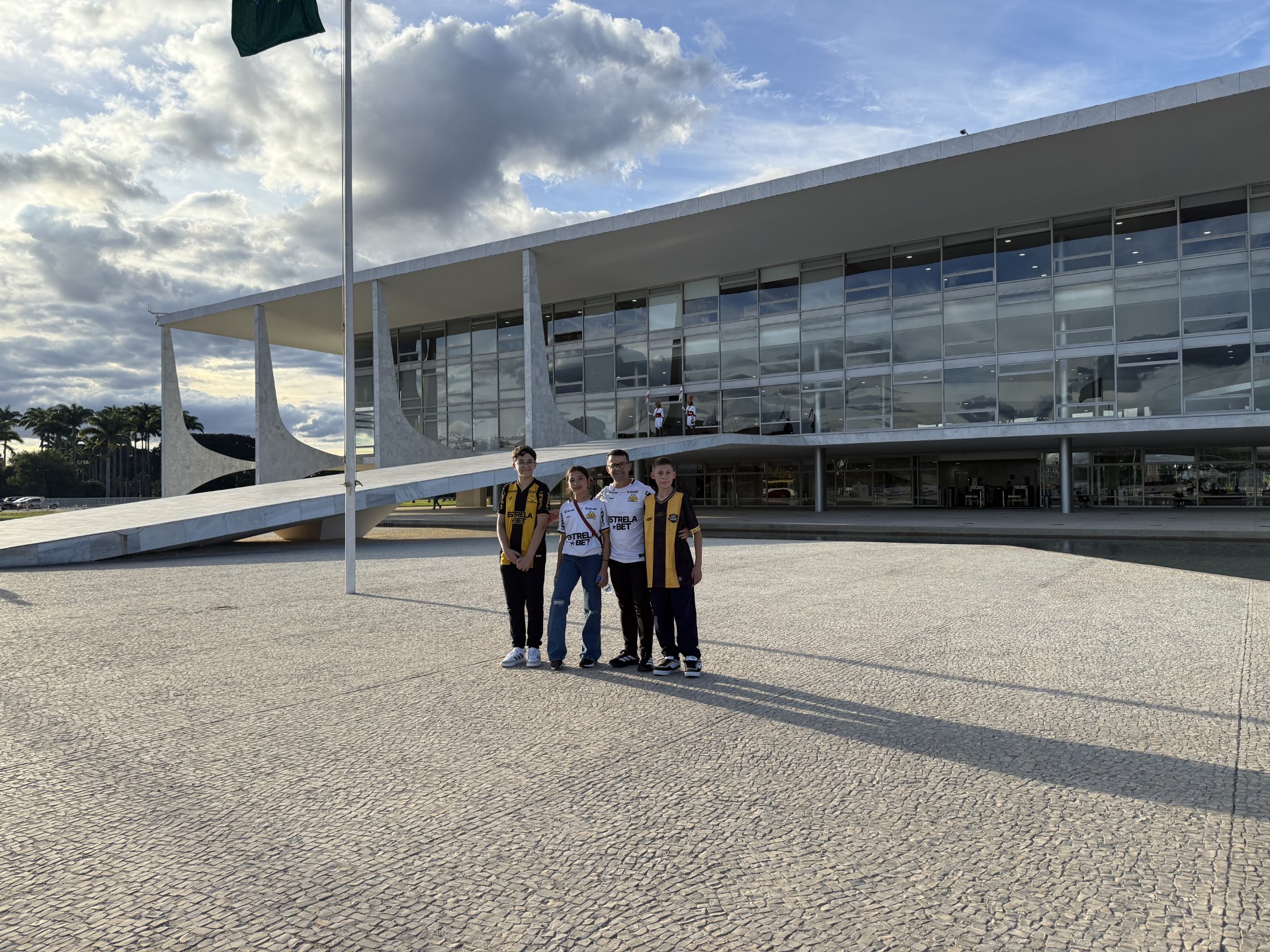 Vereadores mirins de Criciúma iniciam agenda em Brasília com imersão histórica e formação cidadã; Acompanhados por um guia turístico especializado, os jovens conheceram locais emblemáticos