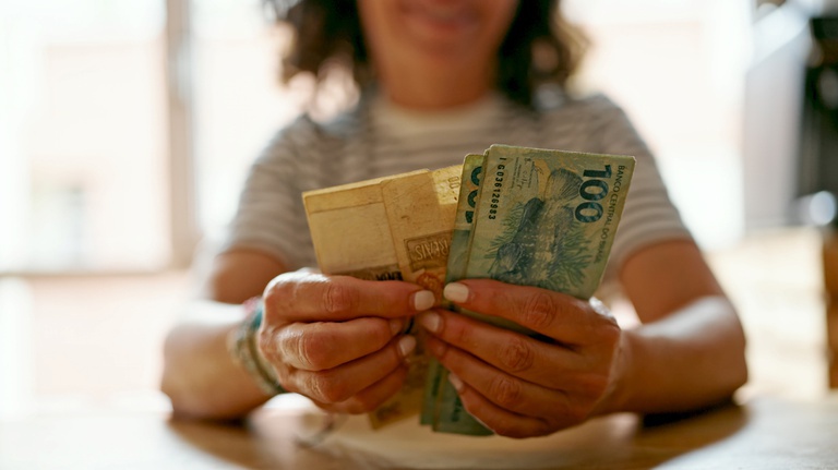 O pagamento da segunda parcela do 13º salário para aposentados e pensionistas do INSS de 25 de maio até 8 de junho promete girar cerca de R$ 39 bilhões que serão transferidos aos beneficiários