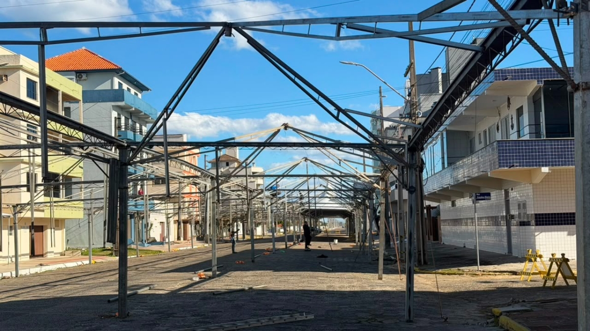 Estrutura da Festa do Peixe começa a ser montada em Balneário Arroio do Silva; o evento é reconhecido por valorizar a cultura local e fortalecer a economia do município e acontece no início de julho