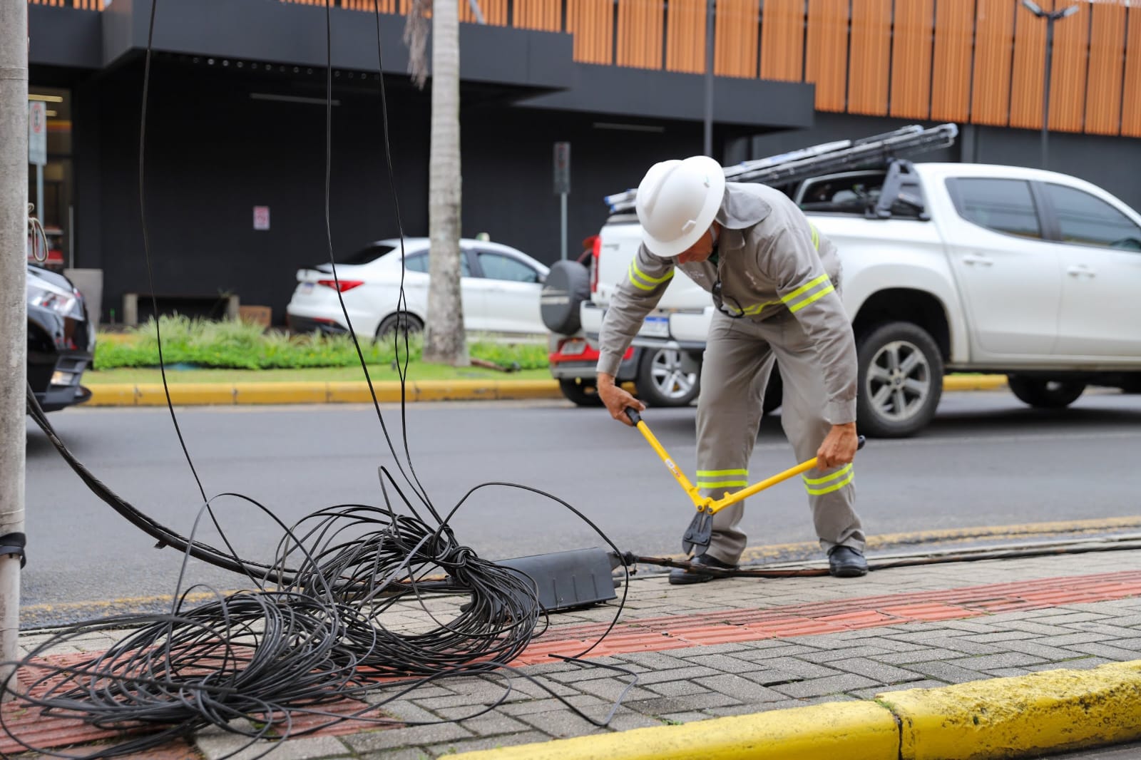 Operação Limpa Fios retira 4,2 toneladas de cabos das ruas de Criciúma no primeiro semestre; Foram realizadas oito ações em cinco regiões da cidade; total acumulado é de 8,2 toneladas