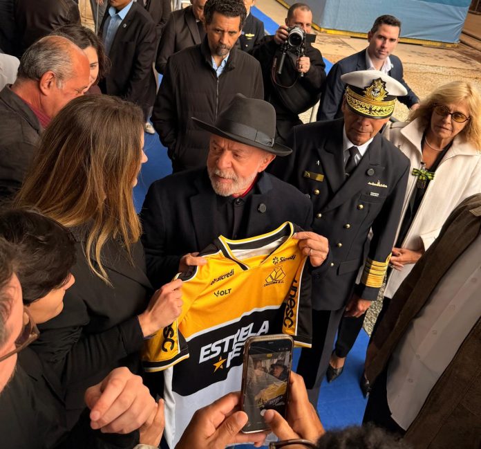 Lula recebe camisa do Tigre das mãos de Giovana Mondardo