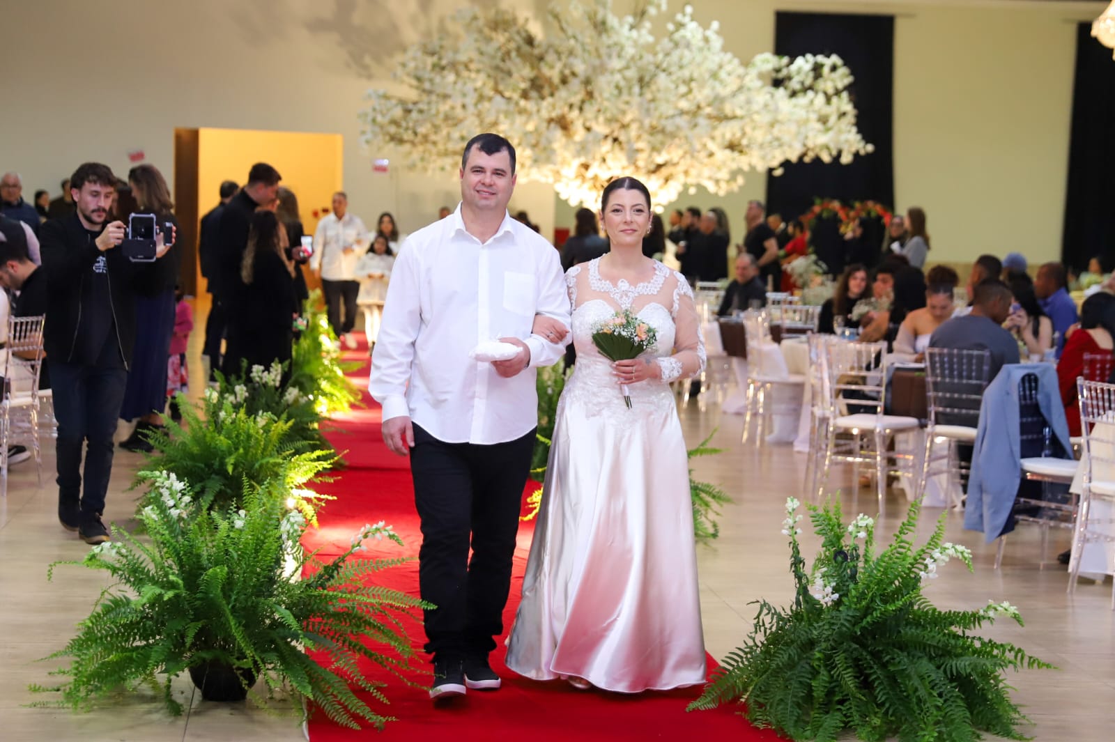 Casamento Comunitário celebra histórias de amor em Criciúma; Cerimônia gratuita reuniu famílias e amigos em noite de emoção