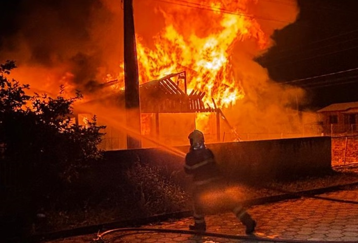 Destruição: Incêndio consome residência de madeira em minutos