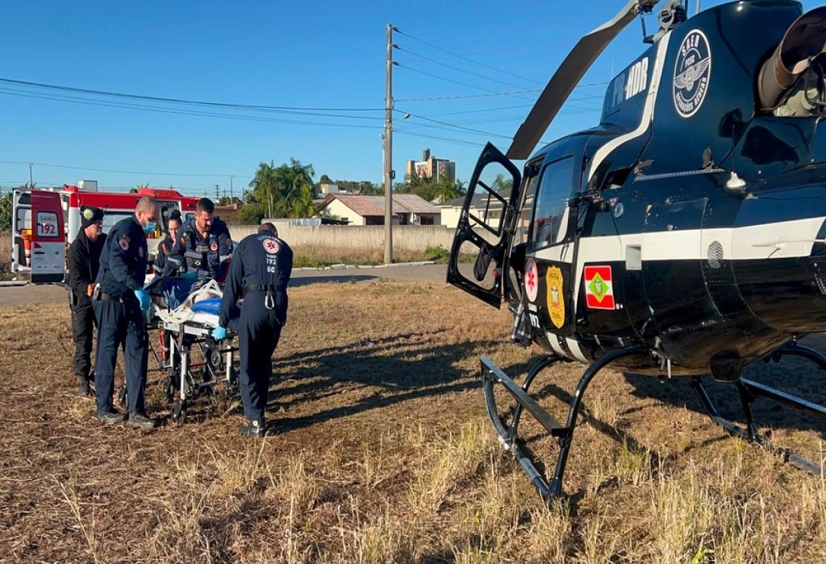 Mulher com AVC hemorrágico é transferida de helicóptero de Turvo para Criciúma; Diante da gravidade do quadro, a equipe médica solicitou a transferência emergencial para referência em neurologia