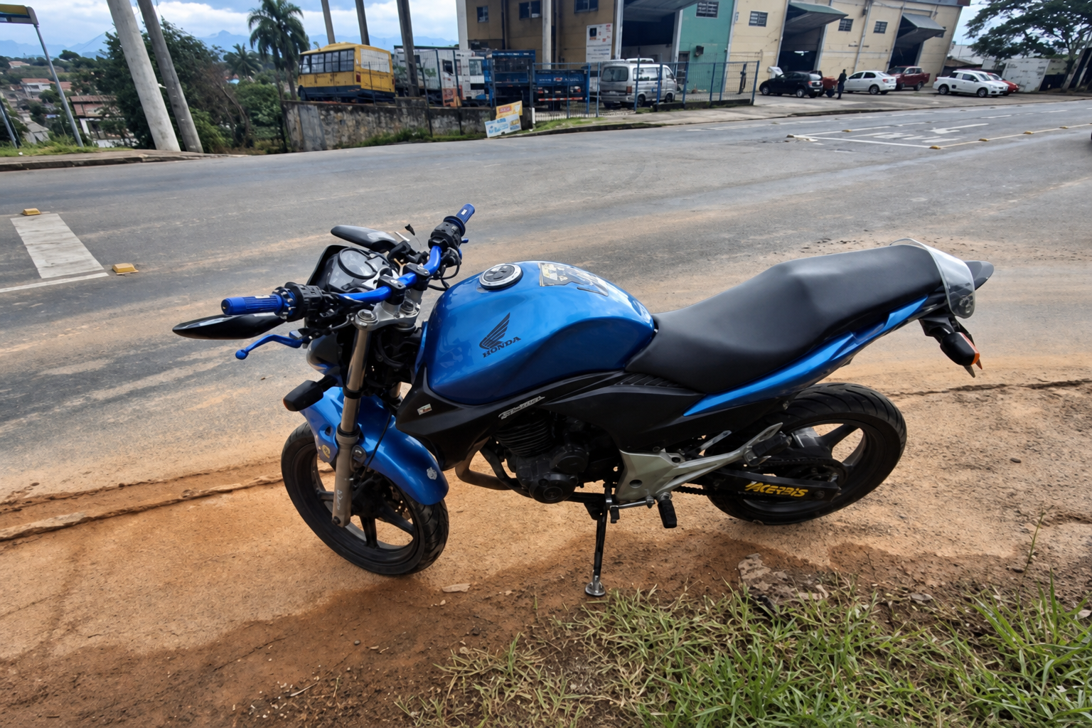 Motociclista fica ferido após tentar evitar colisão e bater contra carro em Criciúma; Acidente envolveu uma motocicleta, um VW Nivus e um Fiat Uno; vítima foi encaminhada ao Hospital São José