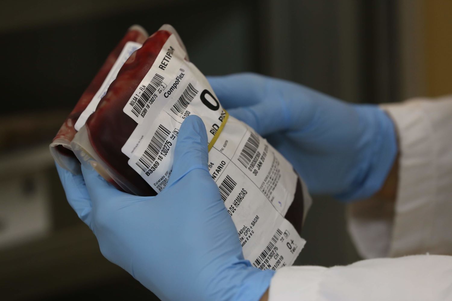 População pode contribuir com a manutenção dos estoques seguros de sangue; A doação é essencial para garantir o atendimento de pacientes submetidos a cirurgias, tratamentos oncológicos, transplantes, acidentes e situações de urgência