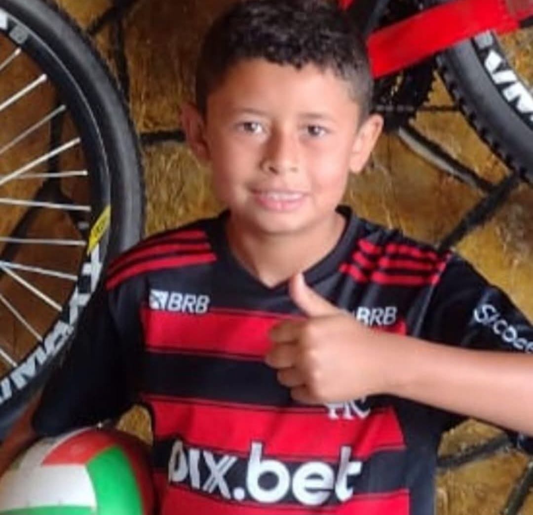 Menino de 10 anos morre após ser atingido por trave de futebol em Criciúma; Victor Teixeira é velado na Capela Mortuária do Rio Maina