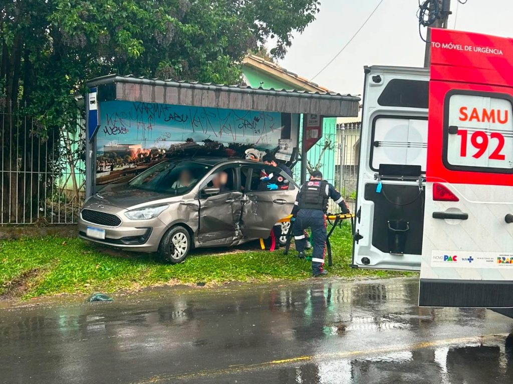 Carro é prensado contra ponto de ônibus após colisão em Criciúma