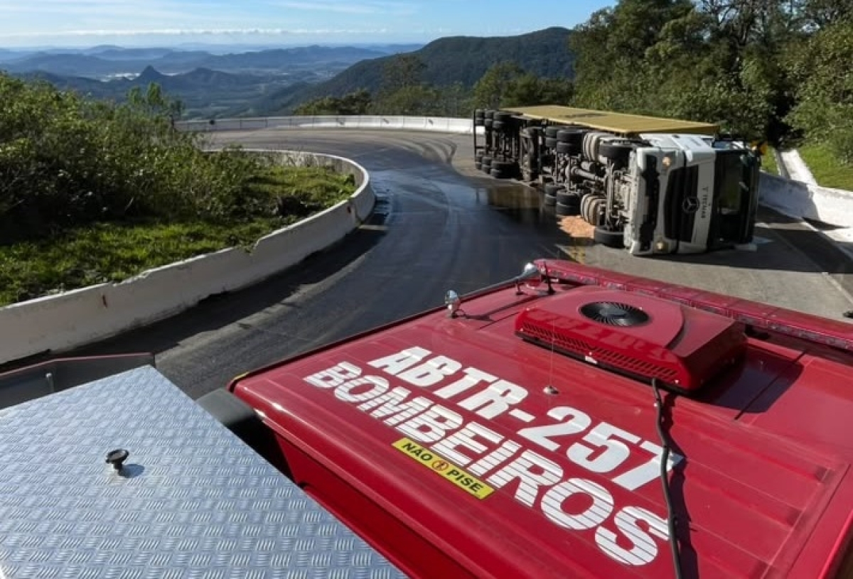 Carreta carregada com contêiner capota na Serra da Rocinha; Quando as equipes de atendimento chegaram, o condutor do veículo havia sido encaminhado a unidade hospitalar por populares