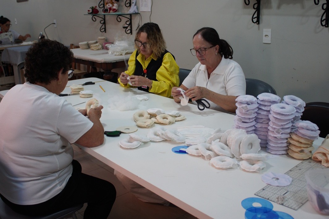 Agosto Dourado: parceria entre Afasc e Secretaria de Saúde leva apoio à amamentação em Criciúma; Projeto “Proteção e Afeto no Seio da Cidade” garante produção e distribuição de protetores mamilares e rosquinhas para mães atendidas pela rede pública