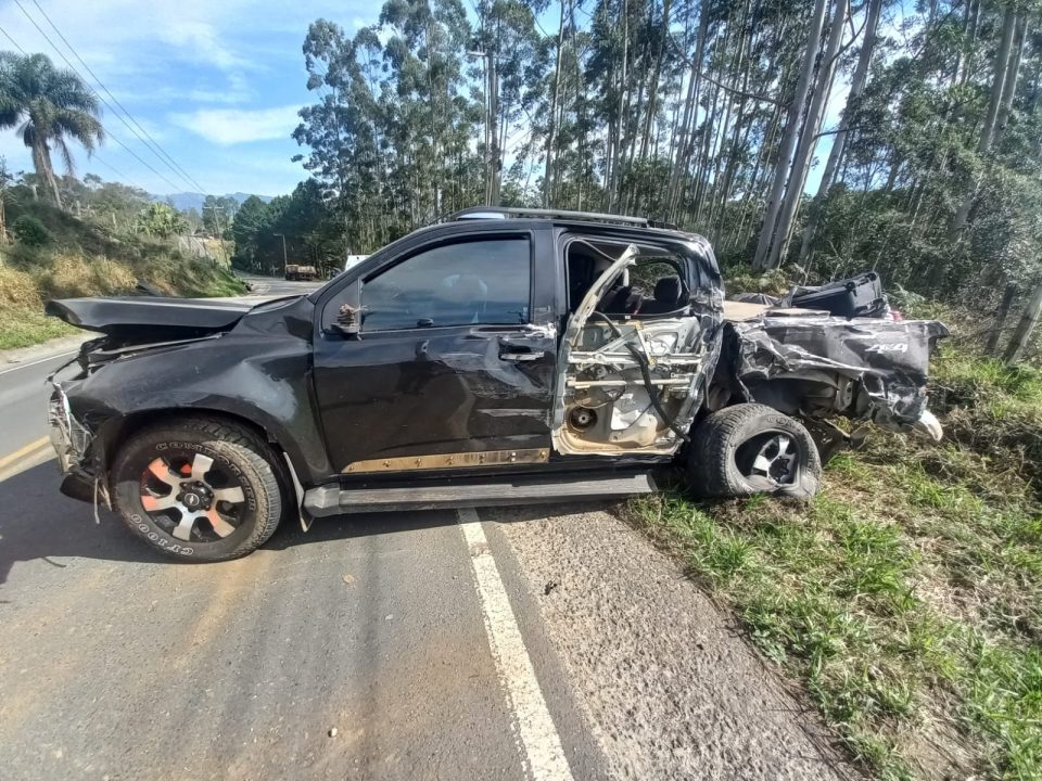 Ultrapassagem proibida causa acidente com três veículos na SC-390, entre Lauro Müller; Uma S10 colidiu de frente com caminhão durante a manobra e, na sequência, foi atingida por uma carreta