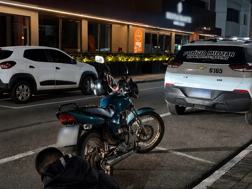 Homem é preso em conveniência com moto furtada em Criciúma