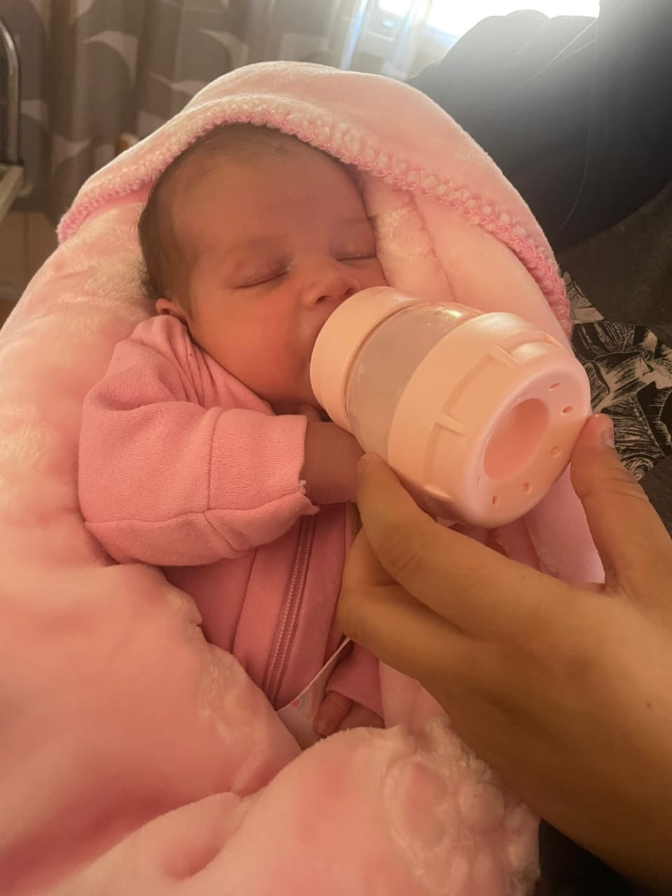 Bebezinho de dois meses cai de maca durante atendimento em UBS