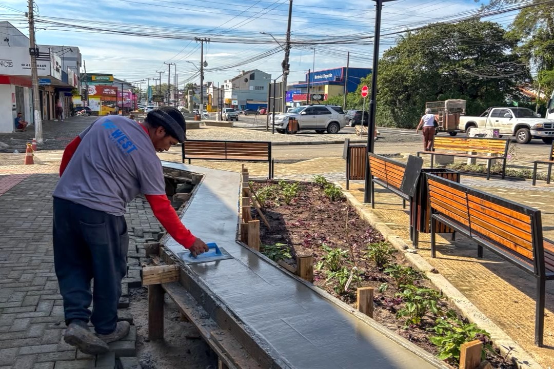 Obras de revitalização avançam na Praça Santa Luzia, em Criciúma