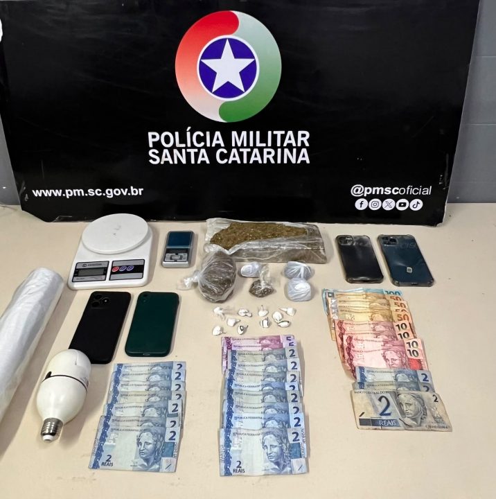 Cinco pessoas são conduzidas após operação contra tráfico de drogas em Orleans; Segundo a Polícia Militar, a corporação recebeu informações de que uma residência da região estaria sendo utilizada para a comercialização de entorpecentes na cidade
