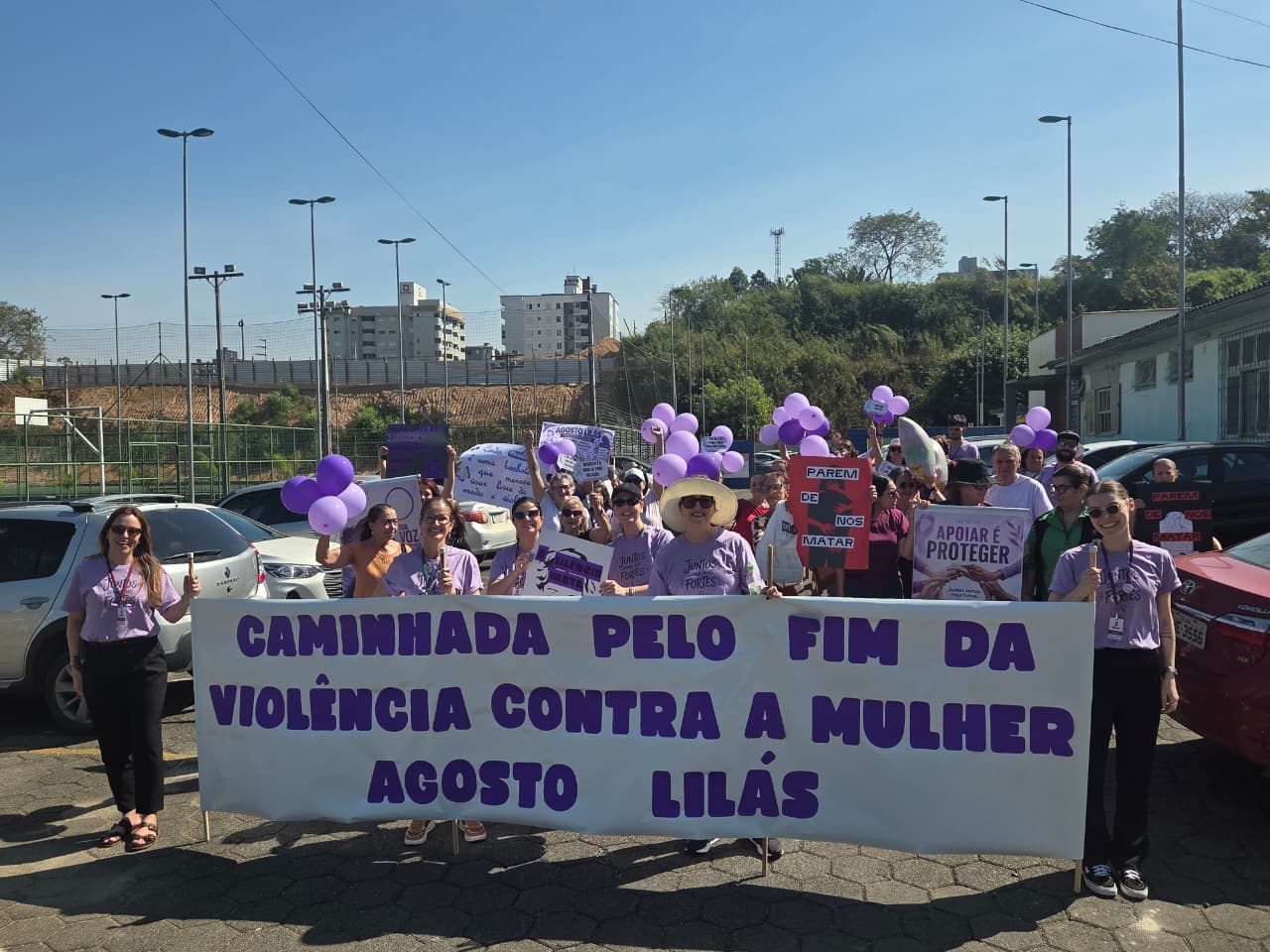 Caminhada pelo fim da violência contra a mulher é realizada no Sul