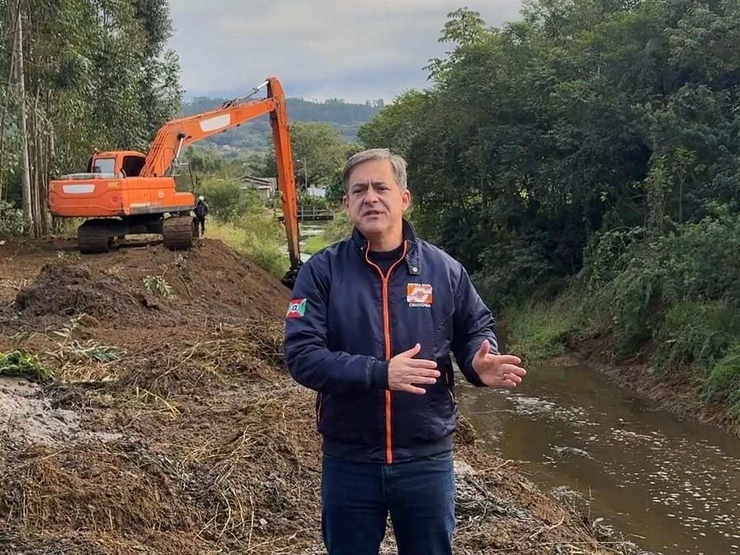 Criciúma limpa 20 quilômetros de rios na preparação para efeitos do El Niño; Operação já alcançou 14 pontos da cidade e prefeitura também realiza a desobstrução de 600 bocas de lobo por mês