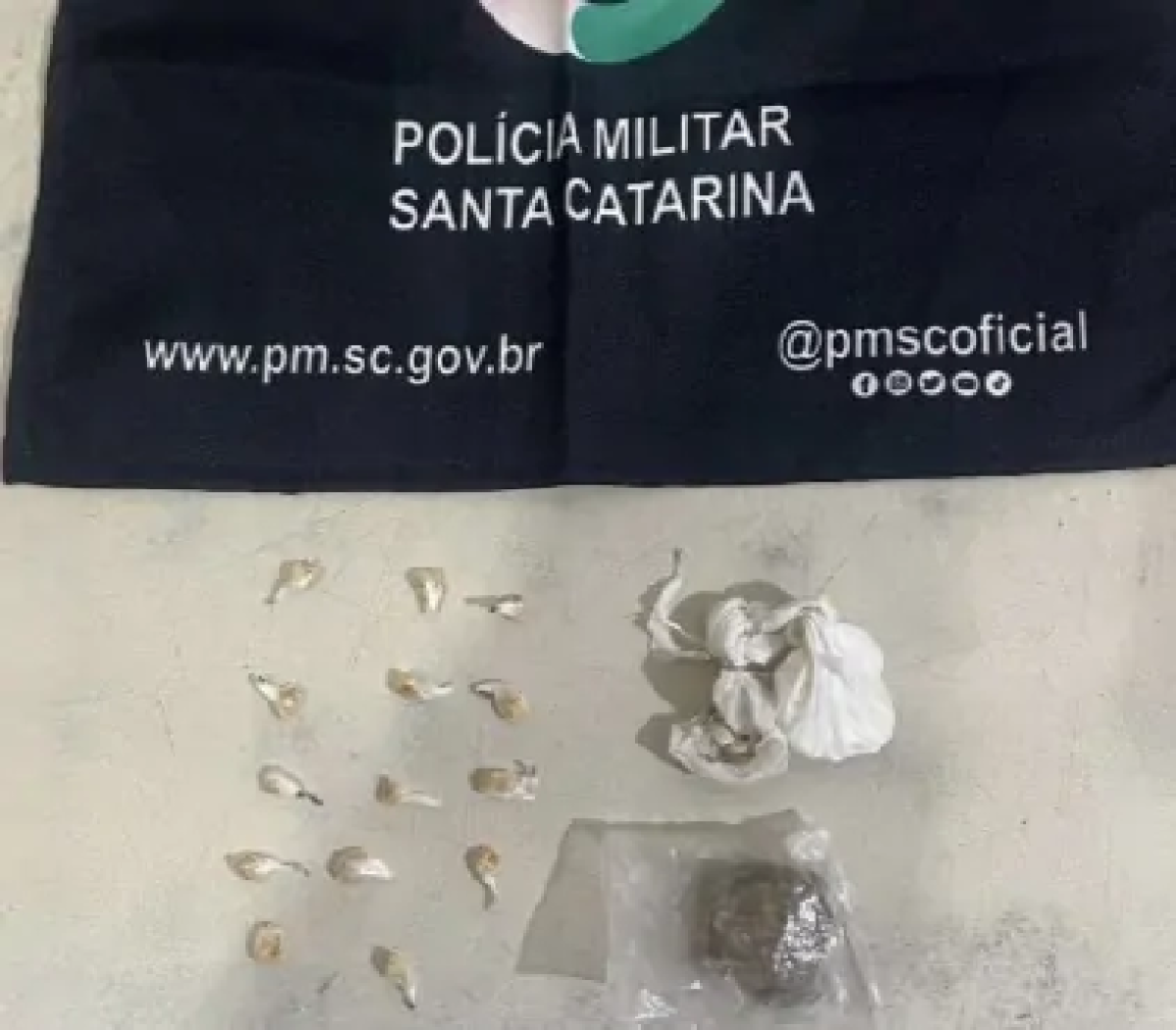 Com mandado de prisão em aberto, homem é flagrado com drogas