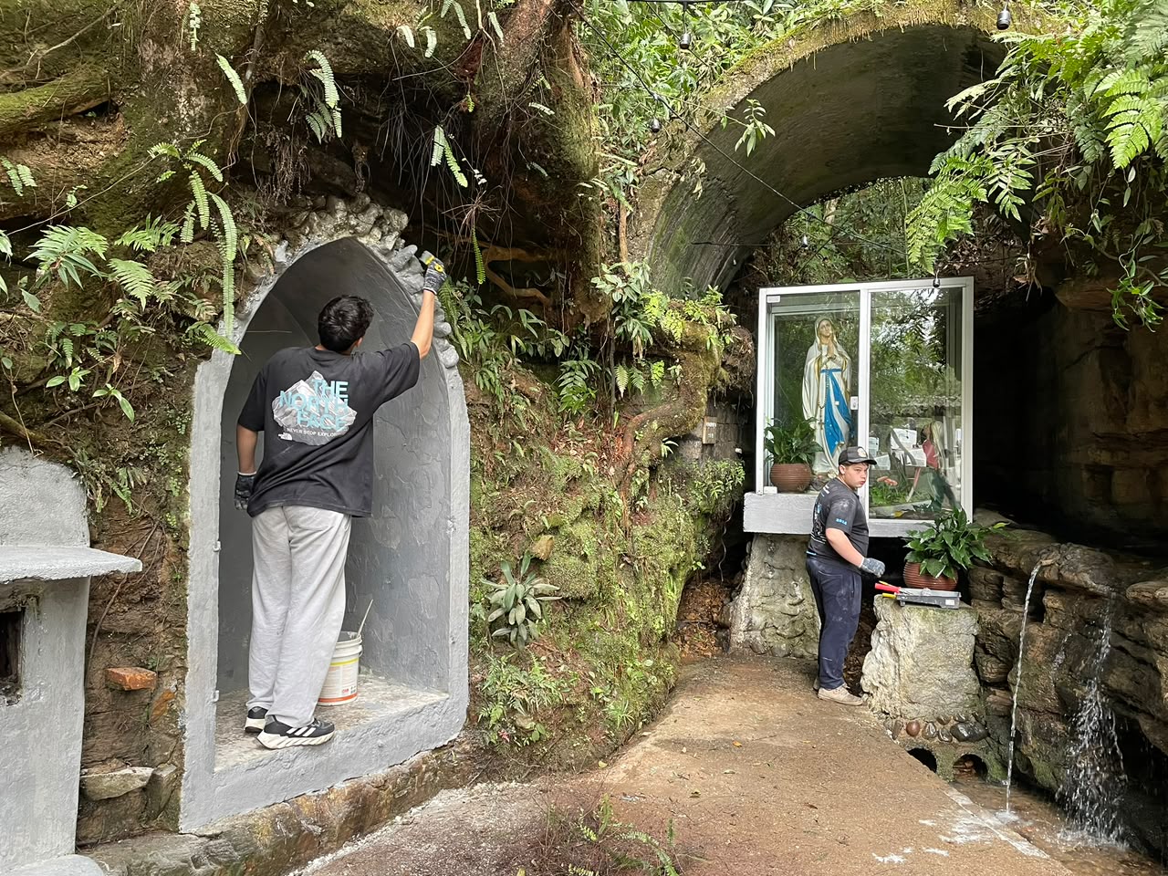 Jovens aprendizes revitalizam gruta na cidade de Treviso em ação da Carbonífera Metropolitana; Iniciativa envolveu estudantes em três dias intensos de trabalho e integra o projeto “ODS na Prática”