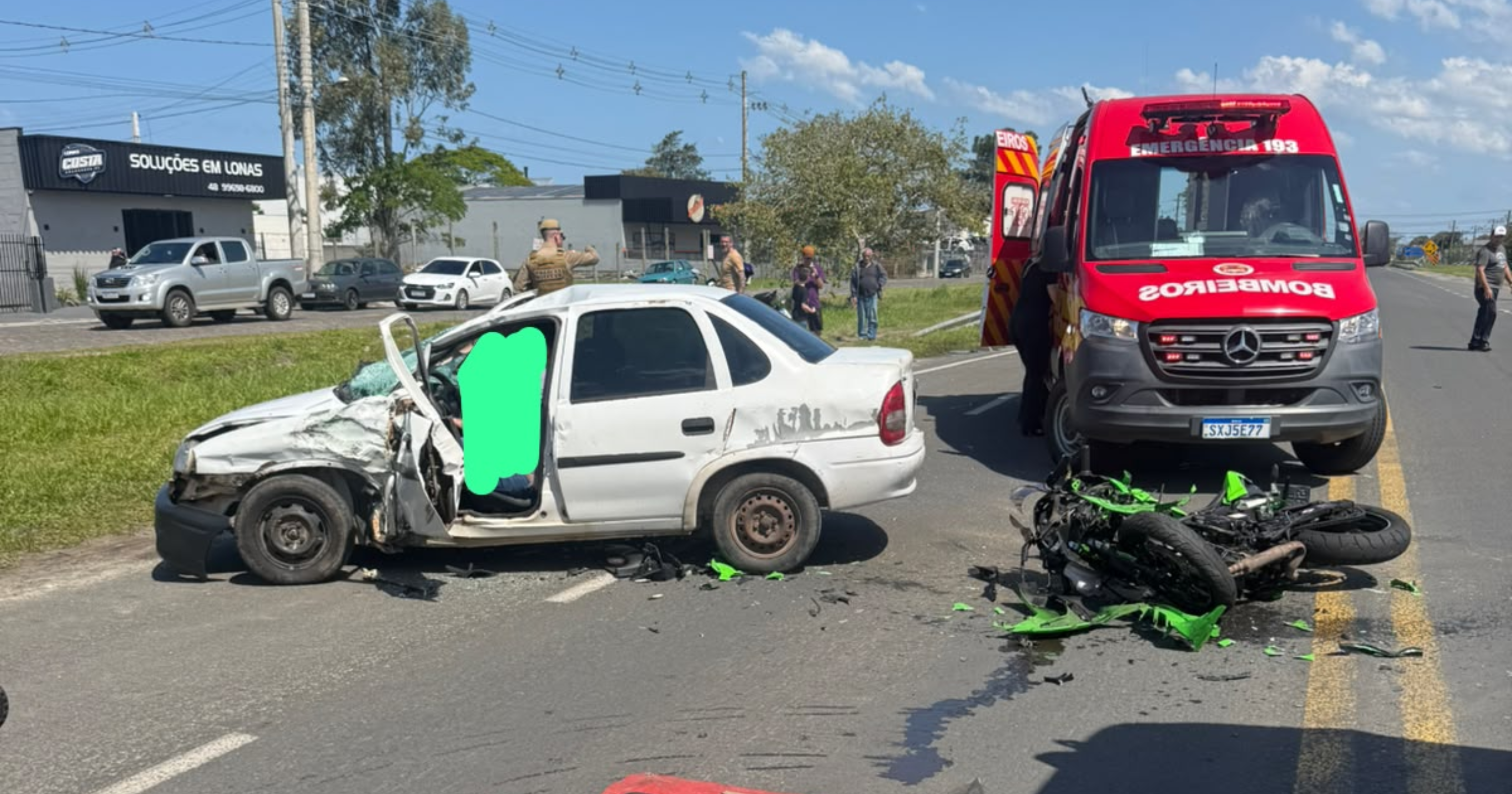 Homem, de 38 anos, não resistiu aos ferimentos após grave acidente envolvendo uma motocicleta e um carro na região Sul